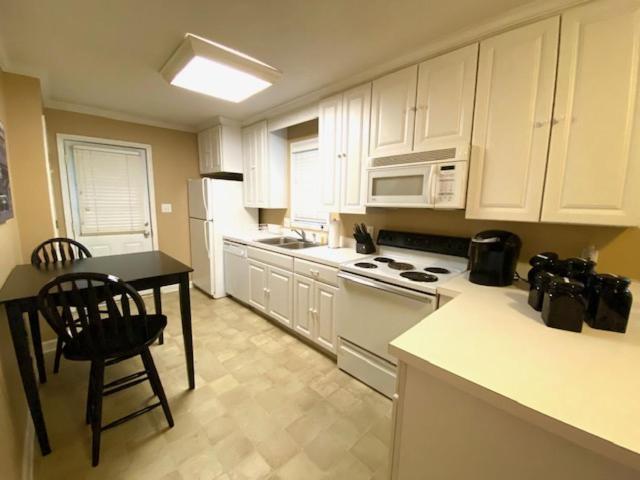 رالي Trendy 2Bed 2 Bath Villa In The Village With King Bed المظهر الخارجي الصورة